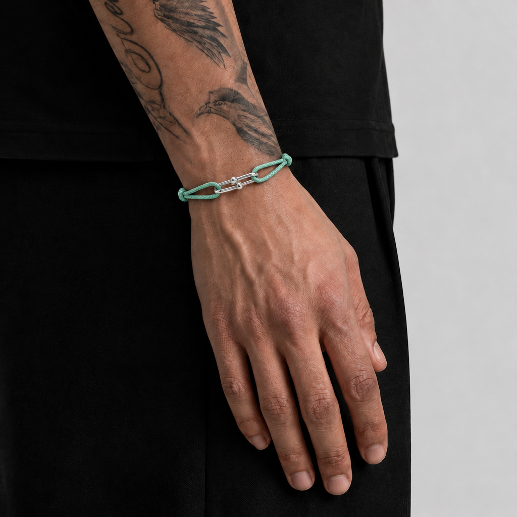Player-Armband Grün am Handgelenk