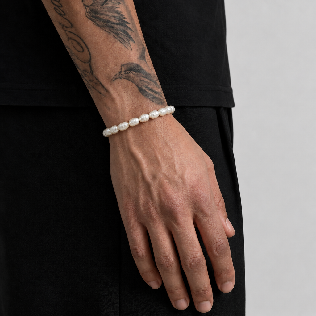 Süßwasserperlen-Armband am Handgelenk