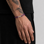Player-Armband Lila am Handgelenk