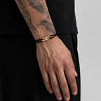 Player-Armband Gold am Handgelenk