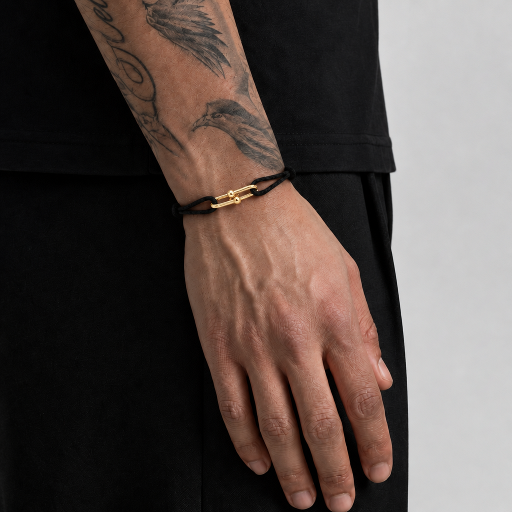 Player-Armband Gold am Handgelenk
