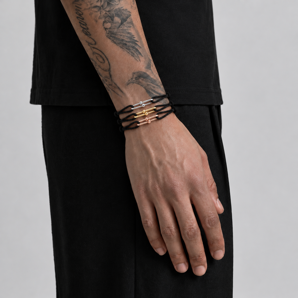 WristGame Bundle am Model, drei gestapelte Armbänder
