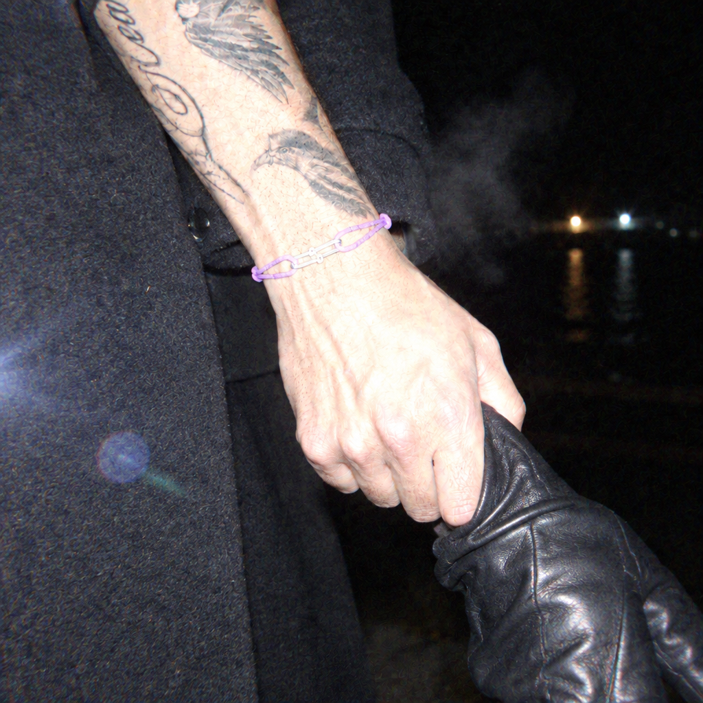 Player-Armband Lila In Action