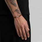 Player-Armband Braun am Handgelenk