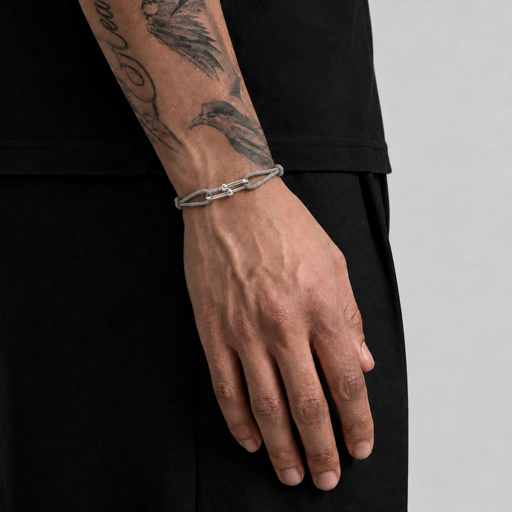 Player-Armband Grau am Handgelenk