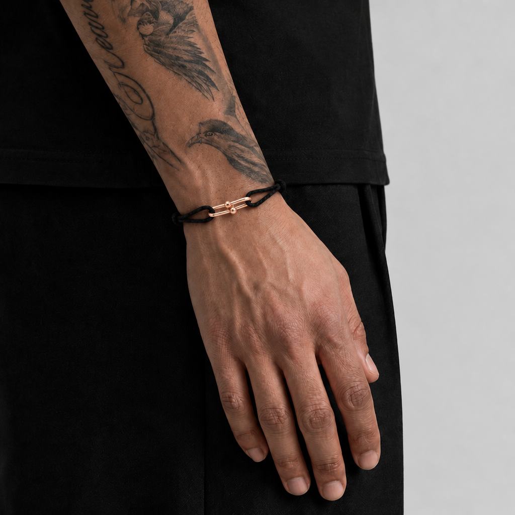 Player-Armband Roségold am Handgelenk