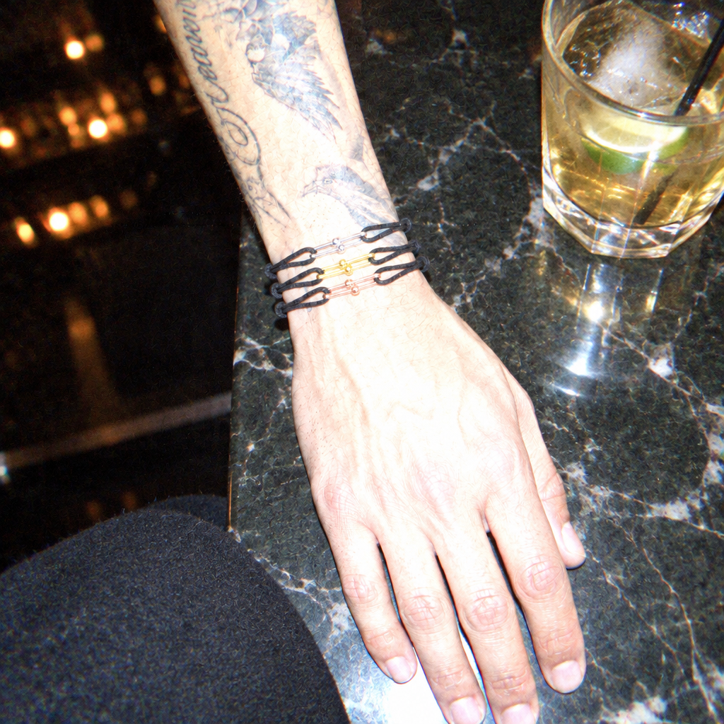 WristGame Bundle in Action, Handgelenk von oben an der Bar