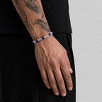 Kristall-Nazar-Armband am Handgelenk