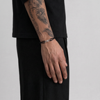 Player-Armband Schwarz am Handgelenk