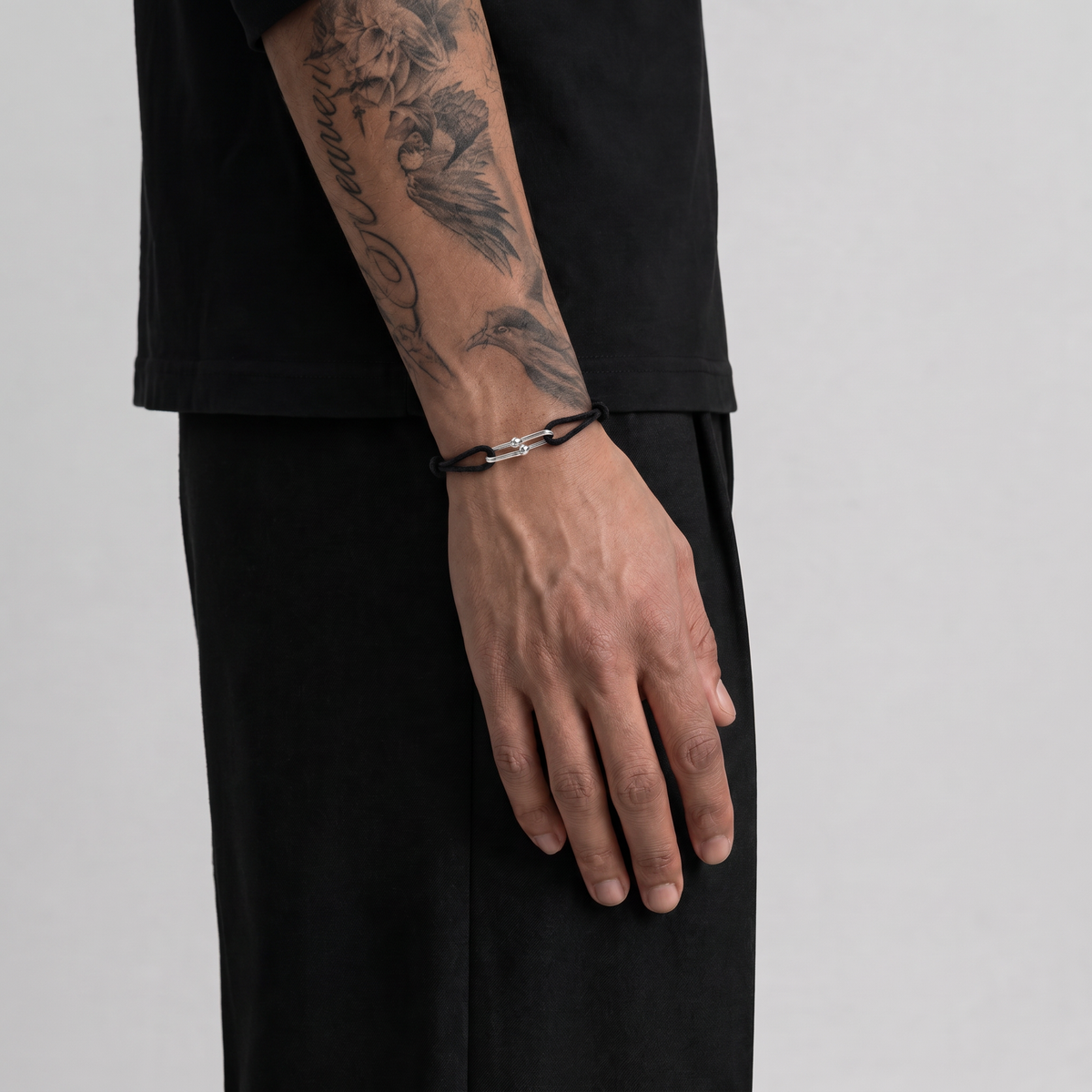 Player-Armband Schwarz am Handgelenk
